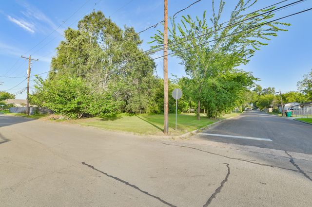 613 W Nazro Street, Baytown, TX 77520