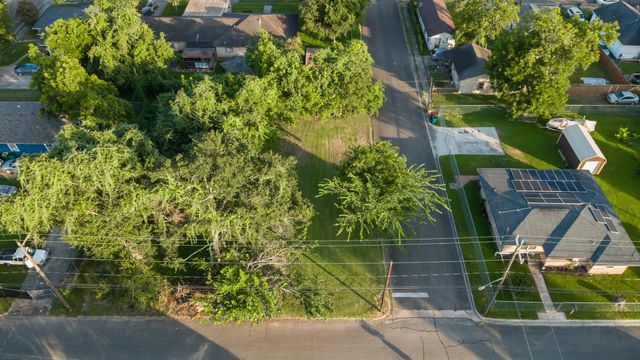 613 W Nazro Street, Baytown, TX 77520