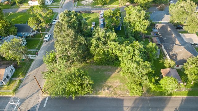 613 W Nazro Street, Baytown, TX 77520