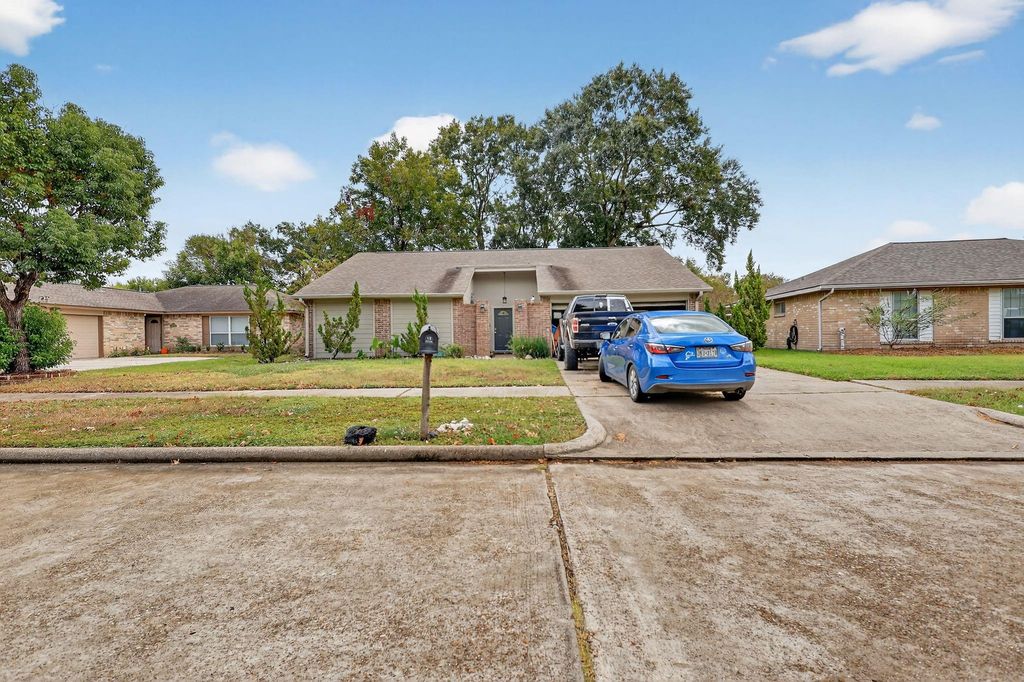 2795 Wood Hollow Drive, League City, TX 77573