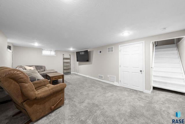 1005 S Tabbert Cir Circle, Sioux Falls, SD 57103