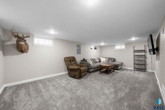 1005 S Tabbert Cir Circle, Sioux Falls, SD 57103