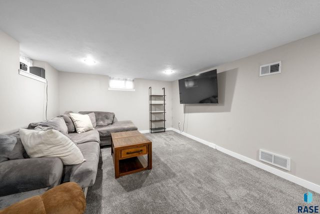 1005 S Tabbert Cir Circle, Sioux Falls, SD 57103