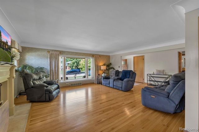 2963 Truwood Street, Trenton, MI 48183