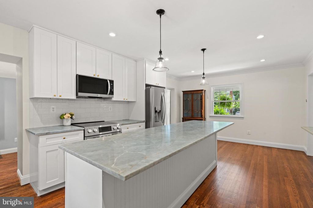 Image 13 of property listing at 10208 EDGEWOOD AVE, Silver Spring, MD 20901