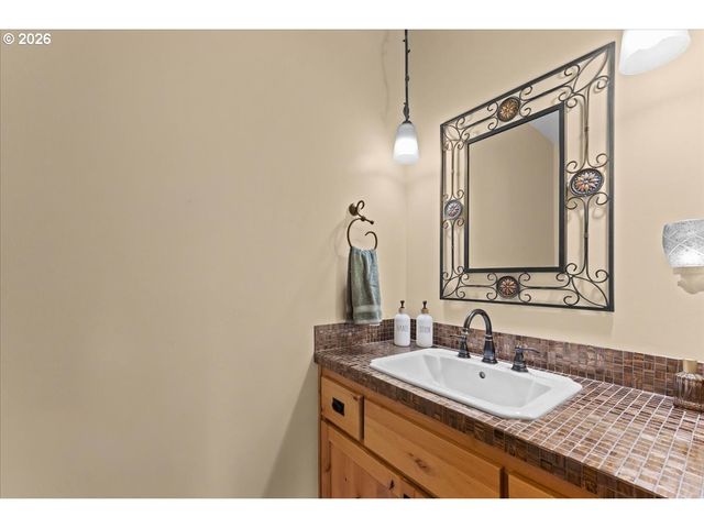 3034 N HOLLADAY Dr, Cornelius, OR 97113