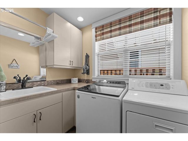 3034 N HOLLADAY Dr, Cornelius, OR 97113