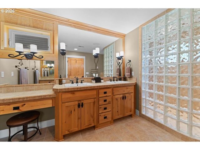 3034 N HOLLADAY Dr, Cornelius, OR 97113