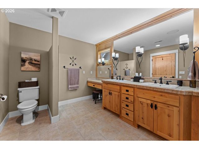 3034 N HOLLADAY Dr, Cornelius, OR 97113