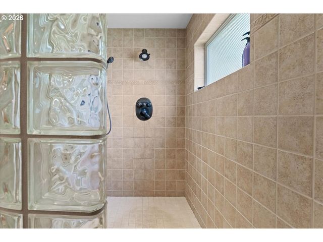 3034 N HOLLADAY Dr, Cornelius, OR 97113