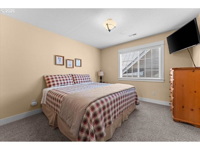 3034 N HOLLADAY Dr, Cornelius, OR 97113