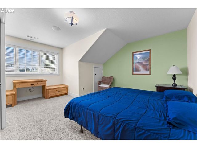 3034 N HOLLADAY Dr, Cornelius, OR 97113