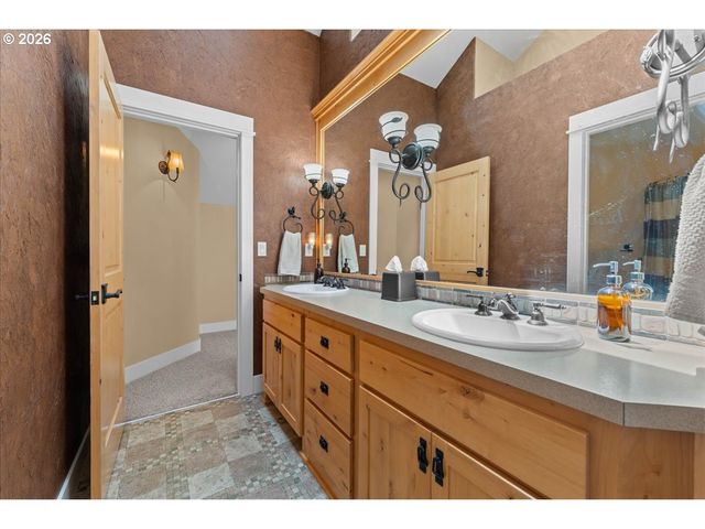 3034 N HOLLADAY Dr, Cornelius, OR 97113