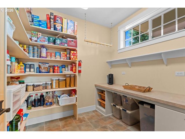 3034 N HOLLADAY Dr, Cornelius, OR 97113