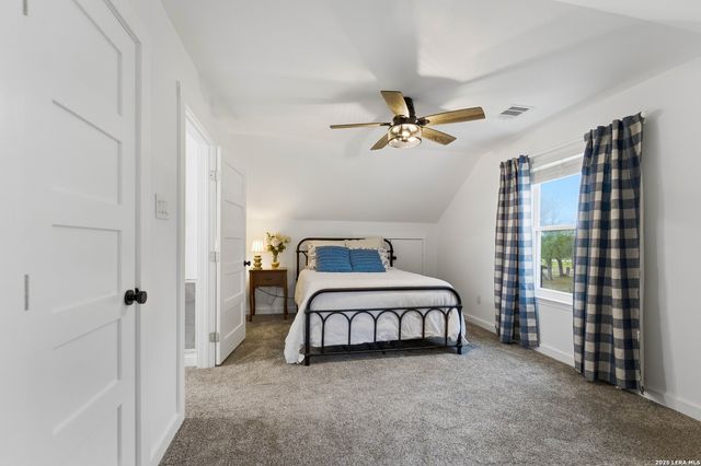 206 S Palo Alto Drive, Floresville, TX 78114