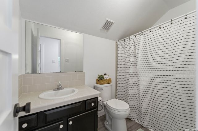 206 S Palo Alto Drive, Floresville, TX 78114