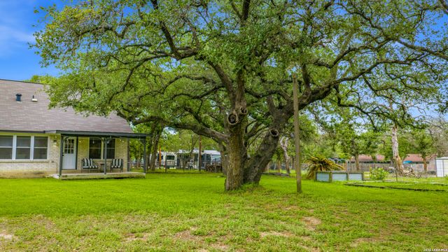 206 S Palo Alto Drive, Floresville, TX 78114