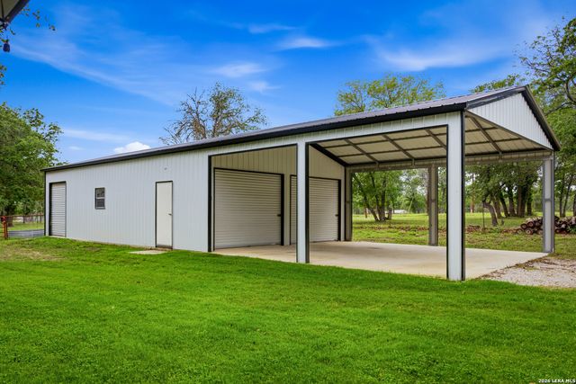 206 S Palo Alto Drive, Floresville, TX 78114
