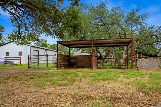206 S Palo Alto Drive, Floresville, TX 78114