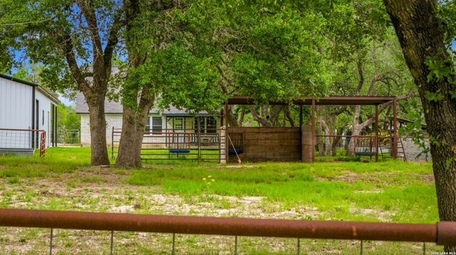 206 S Palo Alto Drive, Floresville, TX 78114