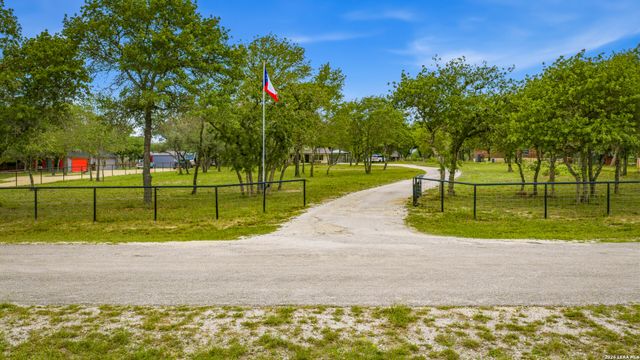 206 S Palo Alto Drive, Floresville, TX 78114