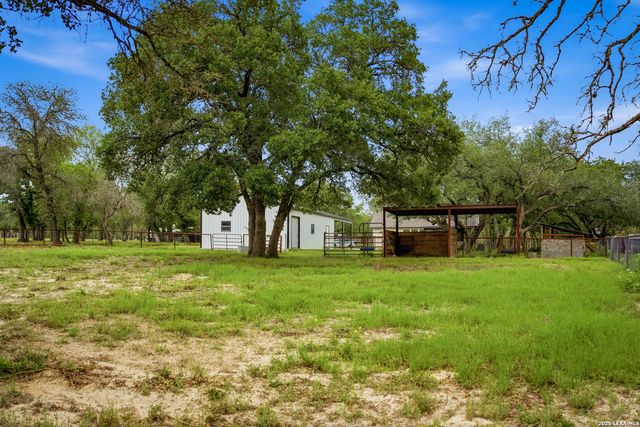 206 S Palo Alto Drive, Floresville, TX 78114