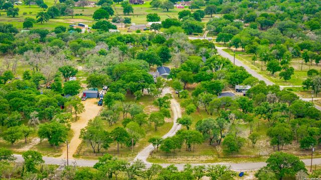 206 S Palo Alto Drive, Floresville, TX 78114