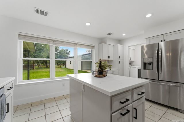 206 S Palo Alto Drive, Floresville, TX 78114