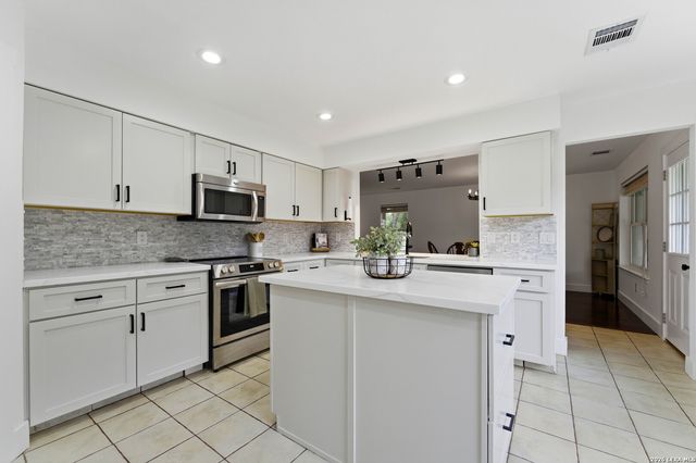 206 S Palo Alto Drive, Floresville, TX 78114