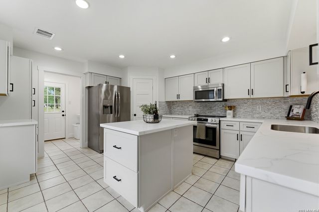 206 S Palo Alto Drive, Floresville, TX 78114