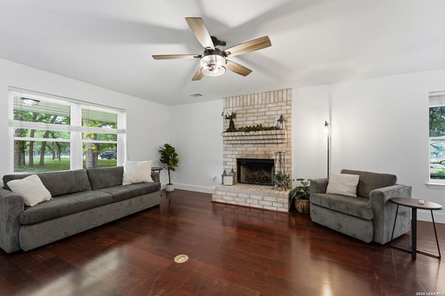 206 S Palo Alto Drive, Floresville, TX 78114