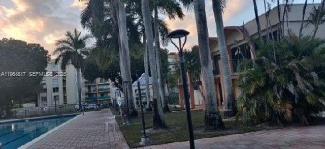 9320 Fontainebleau Blvd 211, Miami, FL 33172