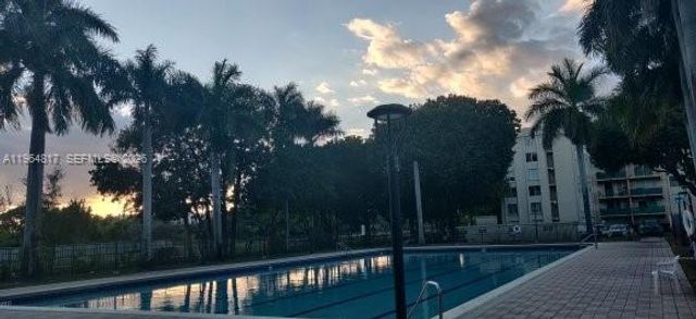 9320 Fontainebleau Blvd 211, Miami, FL 33172