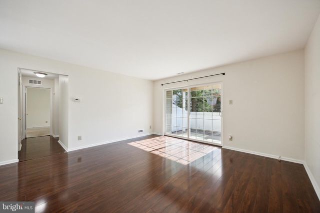 4305-A FENWICK LN, Mount Laurel, NJ 08054