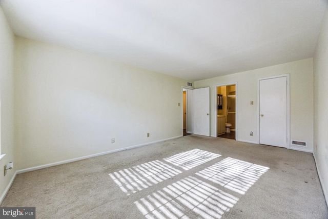 4305-A FENWICK LN, Mount Laurel, NJ 08054