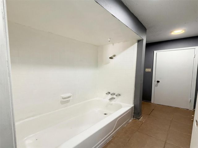 7700 Creekbend Drive 103, Houston, TX 77071