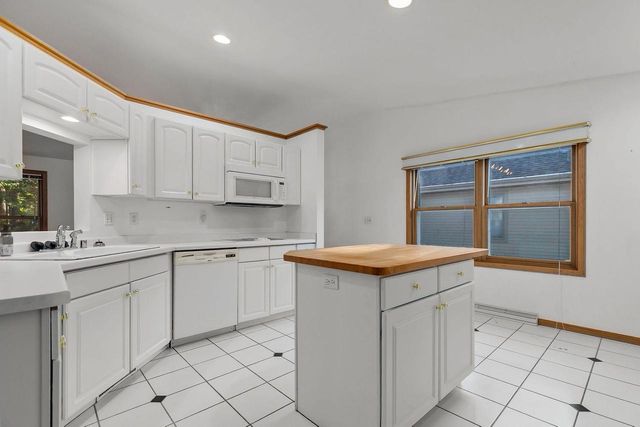 625 RIVER BLUFF DRIVE, Manitowoc, WI 54220