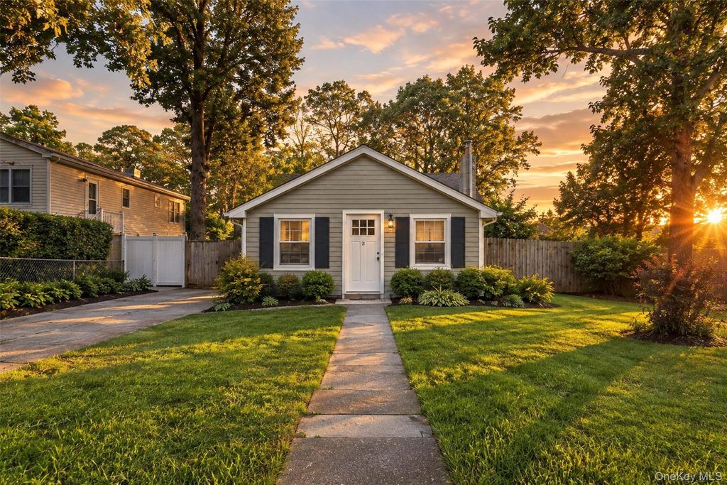 3 Elmwood Avenue, Selden, NY 11784