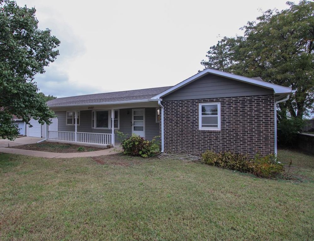 2537 Argonne Dr, Salina, KS 67401