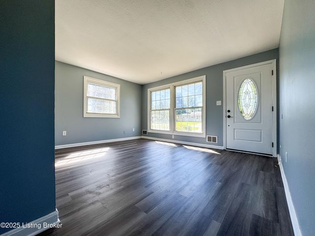 2413 Paddock Ln, Louisville, KY 40216