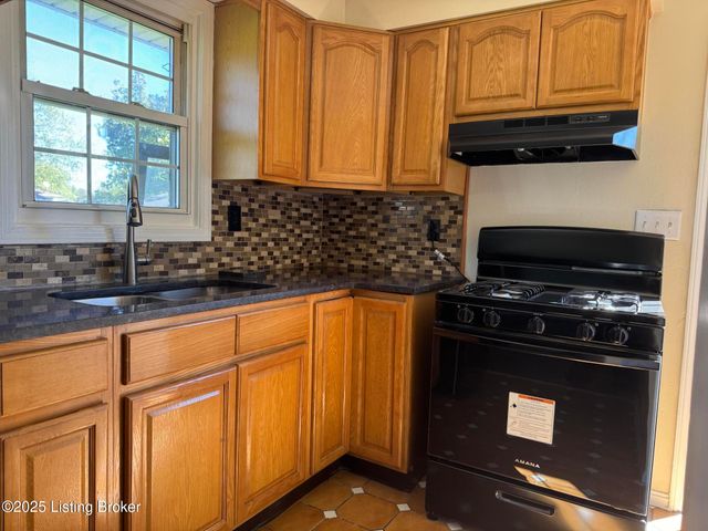 2413 Paddock Ln, Louisville, KY 40216