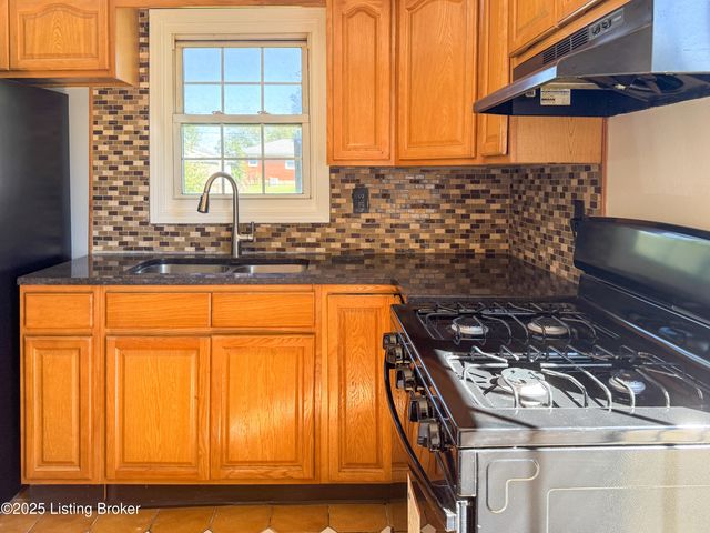 2413 Paddock Ln, Louisville, KY 40216