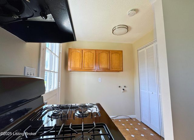 2413 Paddock Ln, Louisville, KY 40216