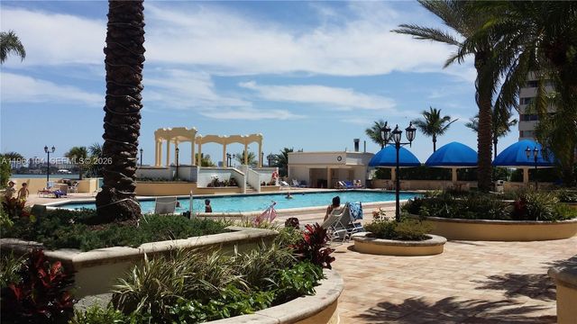 7601 E Treasure Dr 915, North Bay Village, FL 33141