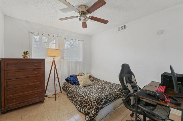 1605 E Lovers Lane, Arlington, TX 76010