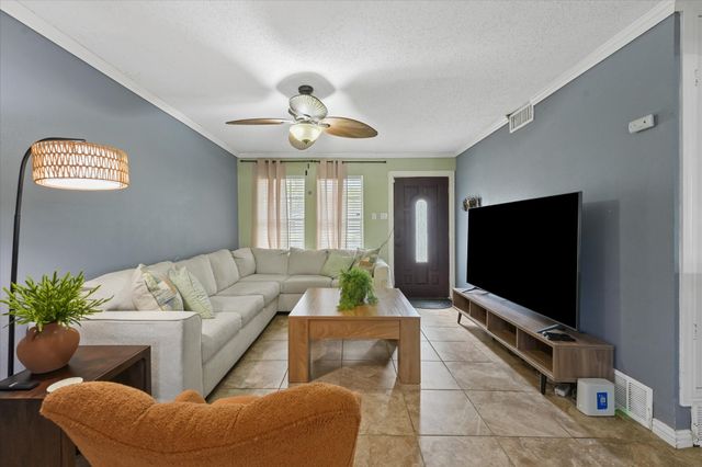 1605 E Lovers Lane, Arlington, TX 76010