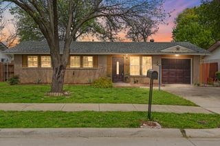 1605 E Lovers Lane, Arlington, TX 76010