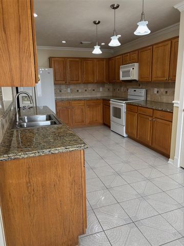 903 Christopher, Baytown, TX 77521