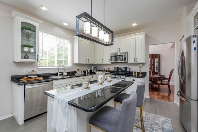 1650 Natures Way, Lindenhurst, IL 60046