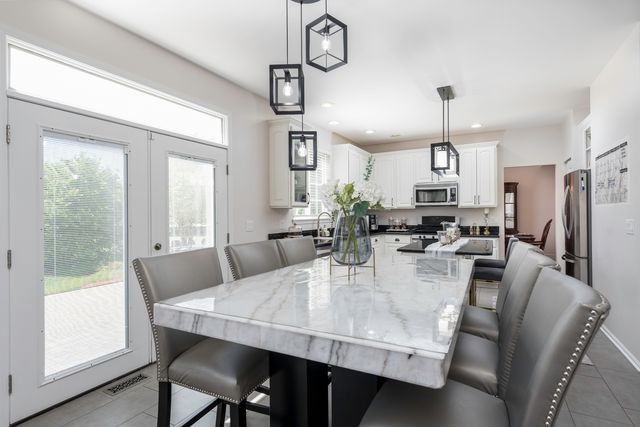 1650 Natures Way, Lindenhurst, IL 60046